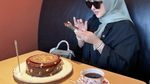 Intip Gaya Syahrini saat Hangout Menikmati Kopi dan Kue