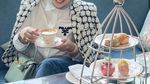 Intip Gaya Syahrini saat Hangout Menikmati Kopi dan Kue