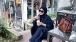 Intip Gaya Syahrini saat Hangout Menikmati Kopi dan Kue