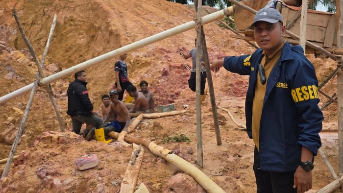 Polisi saat menangkap enam pelaku tambang emas ilegal  di Kuansing, Riau.