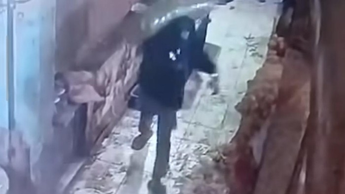 Tangkapan layar video di medsos yang memperlihatkan pelaku pencurian di Pasar Jagasatru, Kota Cirebon