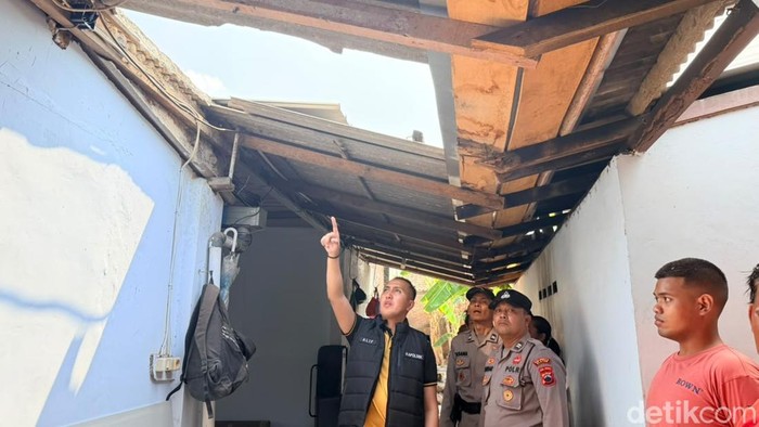 Kapolsek Klaten Tengah Iptu Alif Akbar Lukman Hakim mengecek lokasi tersengat listrik.