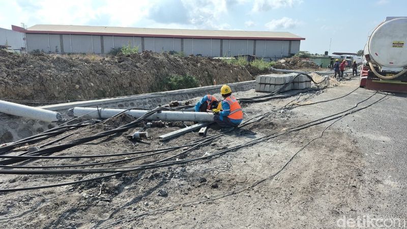 Sebanyak 10 tiang listrik roboh di jalur Manyar menuju kawasan JIIPE, Gresik, Jumat (7/8/2026). Tiang-tiang yang ambruk menutup sebagian badan jalan, mengakibatkan seorang warga terluka.