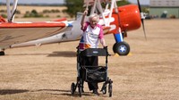 Nggak Ada Takut-takutnya, Nenek 97 Tahun Beraksi Wing Walking