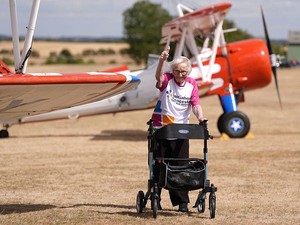 Aksi Ekstrem Wing Walking Nenek 97 Tahun Cetak Rekor Dunia