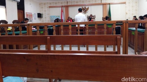 Ssidang vonis yang menjerat selebgram Donna Fabiola dan suaminya, Tigran Denre Sonda di PN Denpasar, Jumat (7/8/2026).