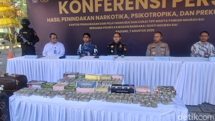 Konferensi pers 2 WN India membawa ganja pasta di DJBC Bali-Nusra, Kuta, Badung, Jumat (7/8/2026).