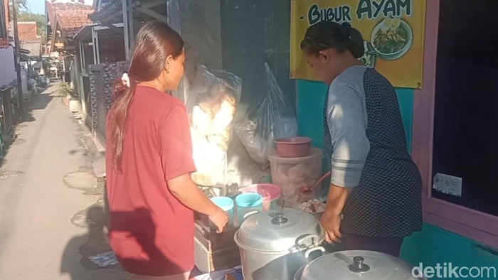 Aktivitas Suryani setiap pagi jualan bubur di Sindang, Indramayu.