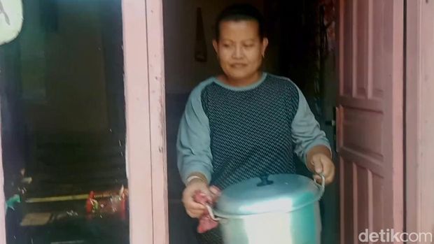 Aktivitas Suryani setiap pagi jualan bubur di Sindang, Indramayu. Aktivitas Suryani setiap pagi jualan bubur di Sindang, Indramayu.