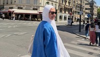 Anggi Rantika mengungkapkan kepergiannya ke Eropa sudah izin suaminya, Oki Rengga, dan anak. Aku bisa pergi dengan izin dan support suamiku dan anakku. Pulang nanti bisa bawa kangen yang banyakk, tulisnya. (Foto: dok Instagram anggirantikaa)