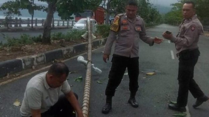 Angin kencang landa Banda Aceh dan sekitarnya menyebabkan tiang lampu dan CCTV tumbang.  (Foto: Diskominfotik Banda Aceh)