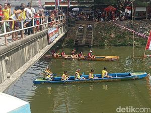 Warga Tulungagung Gelar Lomba Balap Perahu Dayung Rayakan HUT RI