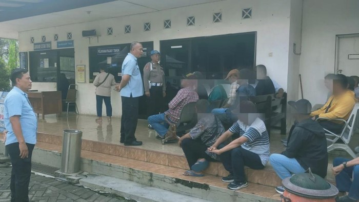 Belasan calo ditertibkan di Samsat Sidoarjo