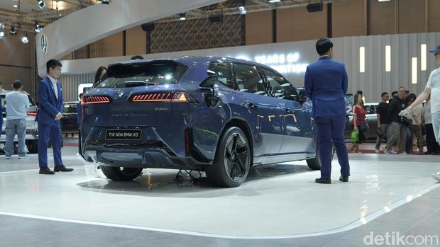 BMW iX3 melantai di GIIAS 2026 BMW iX3 melantai di GIIAS 2026