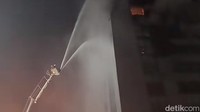 Bronto Skylift Dikerahkan Padamkan Kebakaran Gedung Bapenda DKI