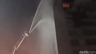 Bronto Skylift Dikerahkan Padamkan Kebakaran Gedung Bapenda DKI