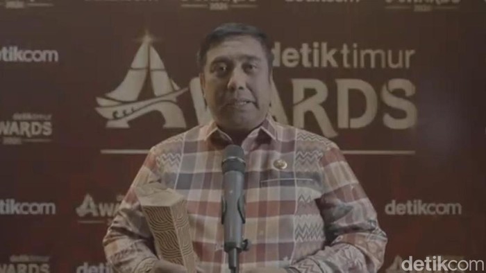 Bupati Maros, Sulawesi Selatan (Sulsel) Chaidir Syam menerima trofi penghargaan detiktimur Awards 2026 di Jakarta.