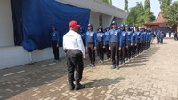 Sebanyak 38 pasang putra dan putri capaskibraka perwakilan tiap provinsi se-Indonesia menjalani latihan sejak pagi sampai petang jelang upacara HUT ke-81 RI di Pusat Pelatihan Kemendikdasmen, Sabtu (8/8) Foto: Trisna Wulandari/detikEdu