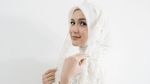 Dea Annisa Menangis Mohon Maaf kepada Ibunda di Pengajian Jelang Pernikahan
