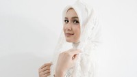 Dea Annisa menggelar pengajian jelang menikah dengan Mazaki Ahmad. Dea memakai baju muslim berwarna putih dari Zall Modiste by ASRI. Foto: Instagram @deaaannisa / @cakapict