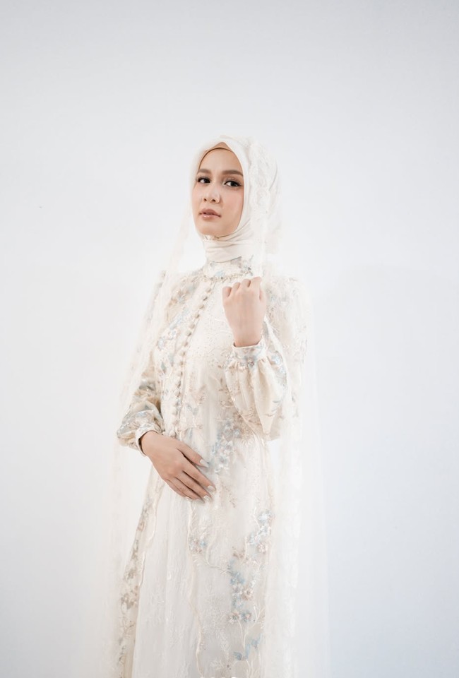 Dea Annisa menggelar acara pengajian jelang pernikahannya dengan Mazaki. Di acara pengajian tersebut Dea tampil santun kenakan busana serba putih lengkap dengan hijab. Foto: Instagram/@deaaannisa