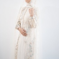 Dea Annisa menggelar acara pengajian jelang pernikahannya dengan Mazaki. Di acara pengajian tersebut Dea tampil santun kenakan busana serba putih lengkap dengan hijab. Foto: Instagram/@deaaannisa