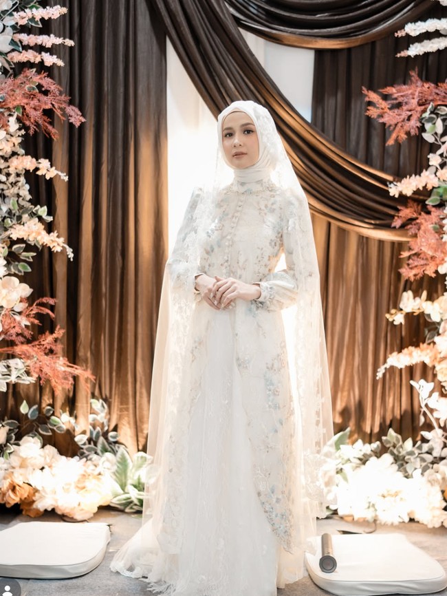 7 Potret Dea Annisa di Pengajian Jelang Pernikahan, Tampil Santun Berhijab
