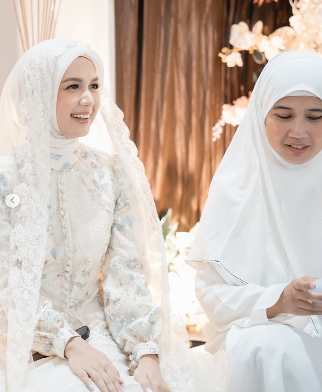 Makeup Dea terlihat soft dan tidak berlebihan. Complexion tampak halus dengan blush tipis, sementara bagian mata dibuat lebih tegas menggunakan eyeliner dan bulu mata yang lentik. Warna lipstiknya juga nude, membuat penampilannya tetap terlihat natural. Foto: Instagram/@deaaannisa