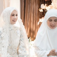 Makeup Dea terlihat soft dan tidak berlebihan. Complexion tampak halus dengan blush tipis, sementara bagian mata dibuat lebih tegas menggunakan eyeliner dan bulu mata yang lentik. Warna lipstiknya juga nude, membuat penampilannya tetap terlihat natural. Foto: Instagram/@deaaannisa