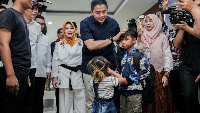 Depan Seskab Teddy, Siswa SR Bacakan Puisi Dari Jalanan Menuju Harapan