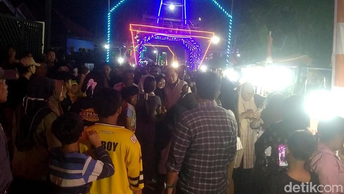 Penampakan lampu hias yang menerangi Desa Kandang, Pemalang, Sabtu (8/8/2026) malam.