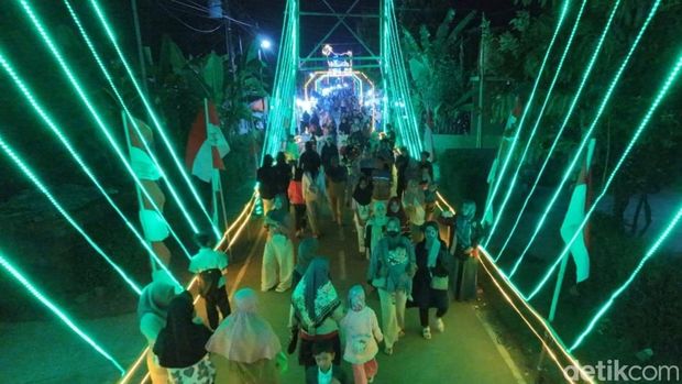 Penampakan lampu hias yang menerangi Desa Kandang, Pemalang, Sabtu (8/8/2026) malam.