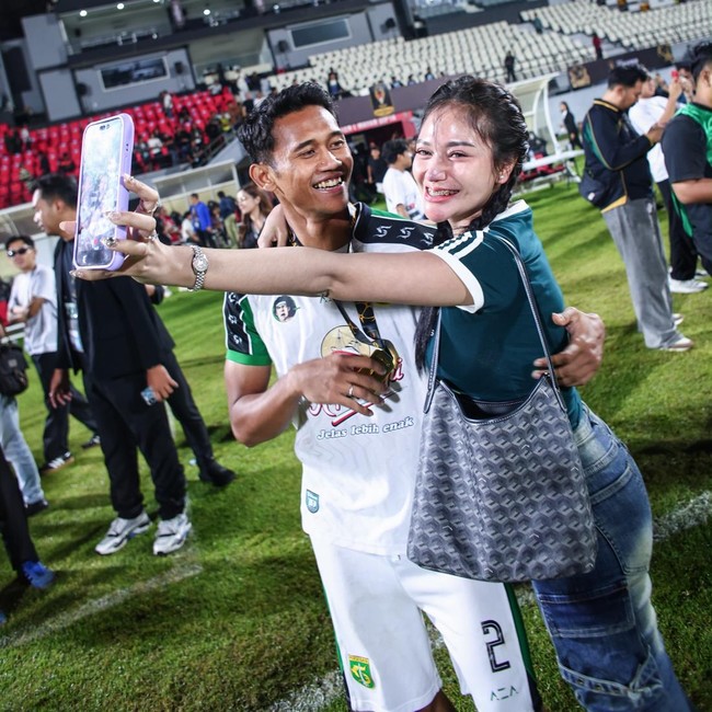 Momen Manis DJ Icha Kharoline Dampingi Arief Catur Rayakan Persebaya Juara