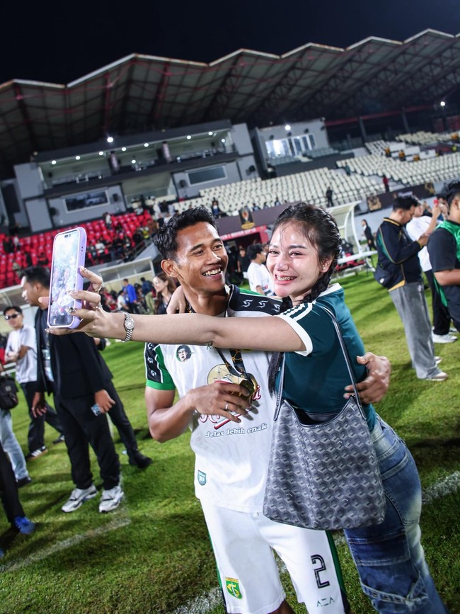 Momen Manis DJ Icha Kharoline Dampingi Arief Catur Rayakan Persebaya Juara