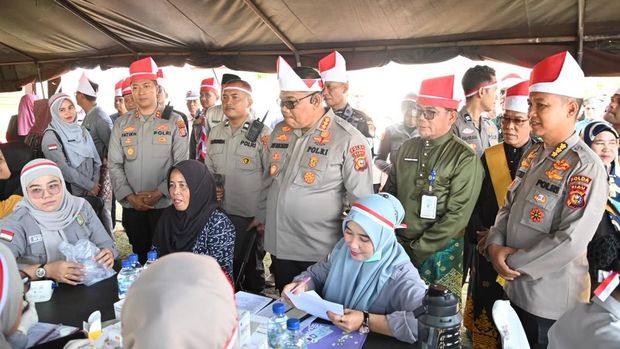Ekspedisi Merah Putih Presisi Polda Riau hadir di Dumai, membawa bansos, pelayanan kesehatan hingga penanaman mangrove. Ekspedisi Merah Putih Presisi Polda Riau hadir di Dumai, membawa bansos, pelayanan kesehatan hingga penanaman mangrove, Jumat (7/8/2026).