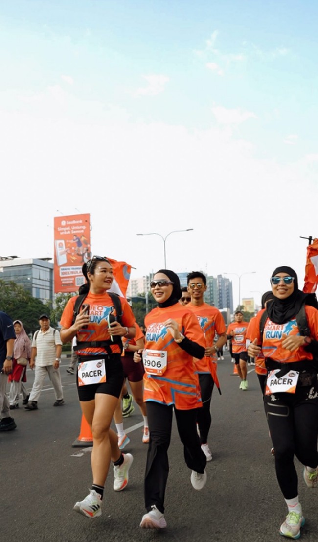 Saat mengikuti acara fun run, Nikita Willy memadukan kaus jersey lari berwarna oranye dengan manset hitam sebagai inner penutup lengan yang simpel namun fungsional. Gaya ini disempurnakan dengan hijab sport hitam instan dan kacamata hitam untuk melindungi mata dari terik matahari. Foto: Dok. Instagram @nikitawillyofficial94.