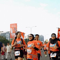 Saat mengikuti acara fun run, Nikita Willy memadukan kaus jersey lari berwarna oranye dengan manset hitam sebagai inner penutup lengan yang simpel namun fungsional. Gaya ini disempurnakan dengan hijab sport hitam instan dan kacamata hitam untuk melindungi mata dari terik matahari. Foto: Dok. Instagram @nikitawillyofficial94.