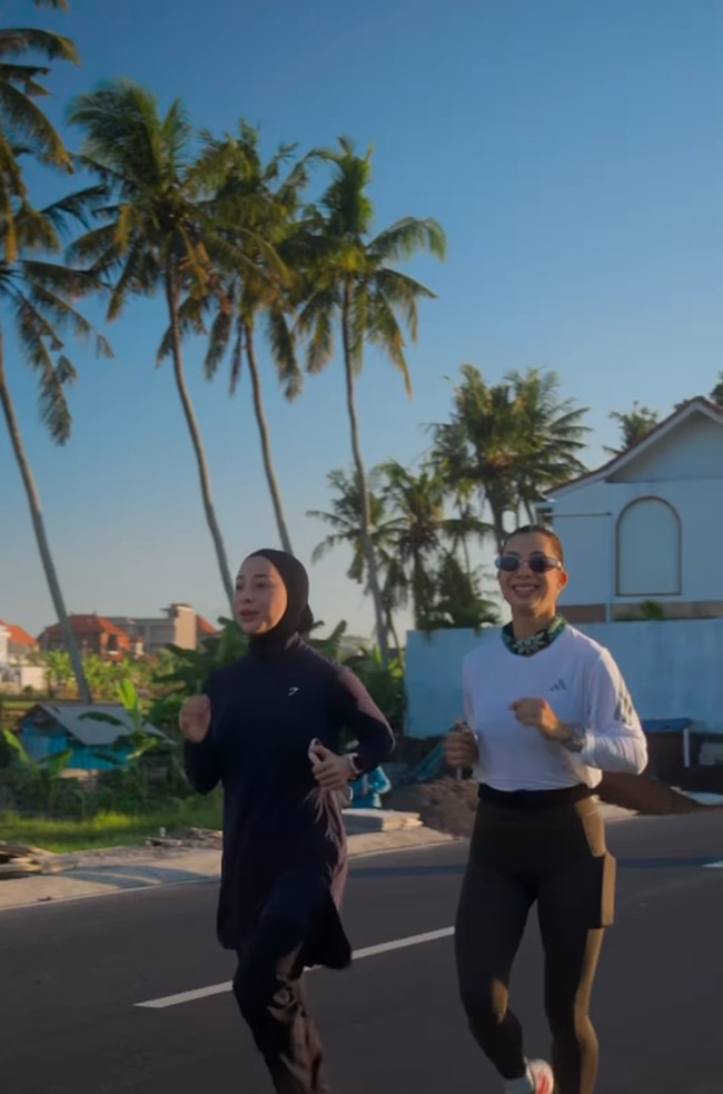 Nikita tampil dengan busana lari serba hitam yang memadukan atasan longgar berlengan panjang dan hijab sport pas badan saat olahraga lari bersama Jennifer Bachdim. Foto: Dok. Instagram @nikitawillyofficial94.