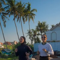 Nikita tampil dengan busana lari serba hitam yang memadukan atasan longgar berlengan panjang dan hijab sport pas badan saat olahraga lari bersama Jennifer Bachdim. Foto: Dok. Instagram @nikitawillyofficial94.