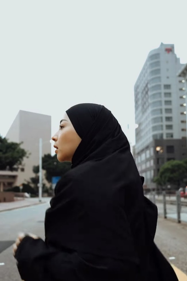 Nikita Willy memadukan hijab olahraga berwarna hitam yang ringkas dan pas di kepala dengan busana lari serba hitam yang fungsional dan nyaman untuk bergerak aktif. Foto: Dok. Instagram @nikitawillyofficial94.