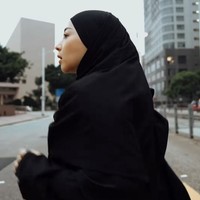Nikita Willy memadukan hijab olahraga berwarna hitam yang ringkas dan pas di kepala dengan busana lari serba hitam yang fungsional dan nyaman untuk bergerak aktif. Foto: Dok. Instagram @nikitawillyofficial94.