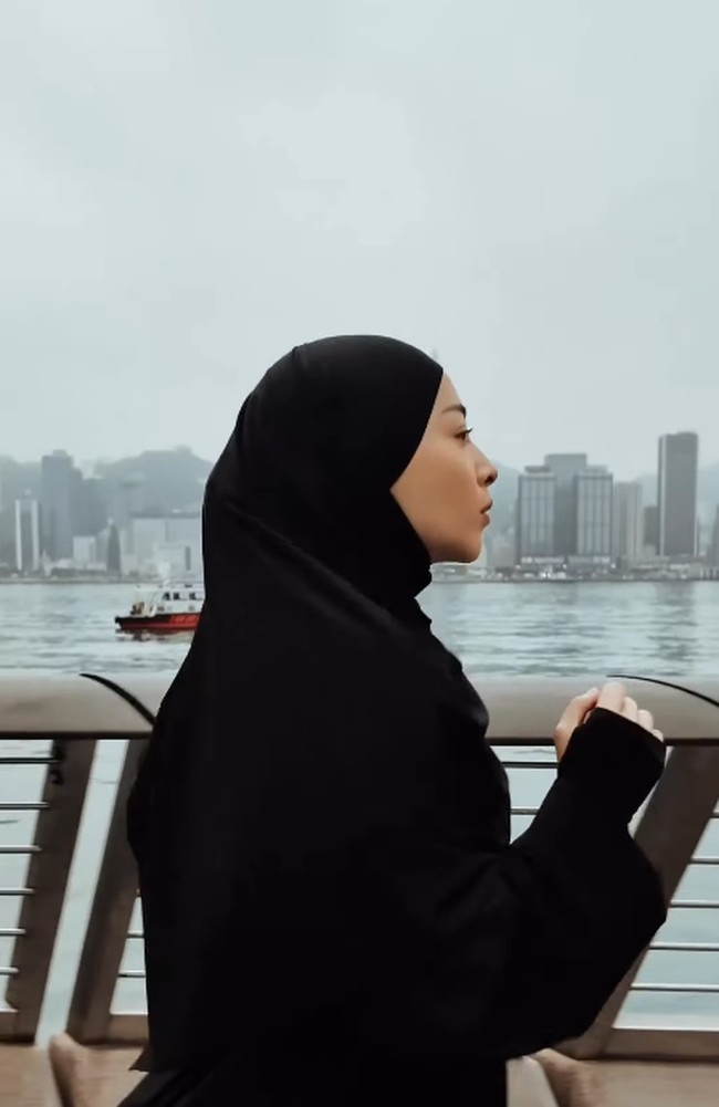 Nikita memperlihatkan detail padu padan hijab sport hitam berbahan breathable yang dimasukkan dengan rapi ke dalam kerah jaket lari. Penggunaan outer jaket hitam dengan manset tangan yang rapat memberikan perlindungan ekstra dari angin tanpa mengorbankan kenyamanan. Foto: Dok. Instagram @nikitawillyofficial94.