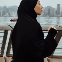 Nikita memperlihatkan detail padu padan hijab sport hitam berbahan breathable yang dimasukkan dengan rapi ke dalam kerah jaket lari. Penggunaan outer jaket hitam dengan manset tangan yang rapat memberikan perlindungan ekstra dari angin tanpa mengorbankan kenyamanan. Foto: Dok. Instagram @nikitawillyofficial94.