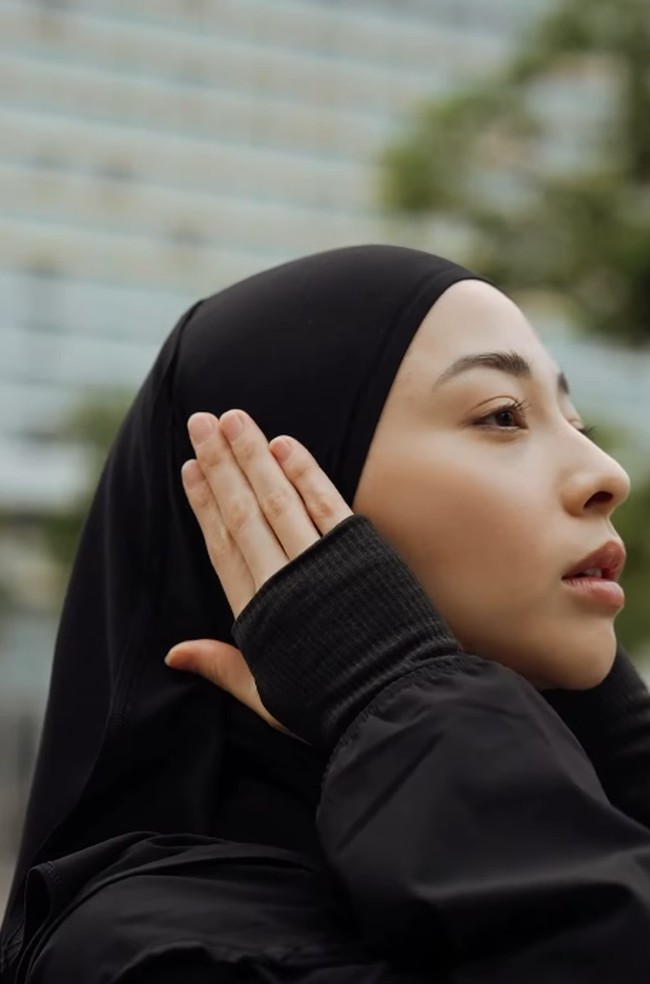 Nikita Willy mengenakan hijab sport hitam yang dirancang pas di kepala untuk menjaga kenyamanan dan posisi hijab tetap stabil saat berolahraga. Ia memadukannya secara serasi dengan jacket lari berwarna senada yang dilengkapi ribbed cuff di bagian pergelangan tangan, menciptakan tampilan monochrome yang rapi, sporty dan fungsional. Foto: Dok. Instagram @nikitawillyofficial94.
