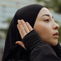 Nikita Willy mengenakan hijab sport hitam yang dirancang pas di kepala untuk menjaga kenyamanan dan posisi hijab tetap stabil saat berolahraga. Ia memadukannya secara serasi dengan jacket lari berwarna senada yang dilengkapi ribbed cuff di bagian pergelangan tangan, menciptakan tampilan monochrome yang rapi, sporty dan fungsional. Foto: Dok. Instagram @nikitawillyofficial94.