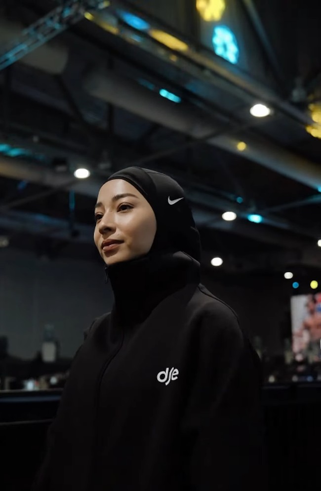 Istri dari Indra Priawan ini memadukan hijab sport hitam Nike dengan jaket lari berkerah tinggi untuk gaya sporty. Foto: Dok. Instagram @nikitawillyofficial94.
