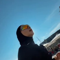 Gaya lari outdoor Nikita memadukan busana olahraga dan hijab sport serba hitam. Sentuhan kacamata lari bernuansa gold-reflective memberikan aksen kontras yang modis dan futuristik di bawah teriknya sinar matahari. Foto: Dok. Instagram @nikitawillyofficial94.