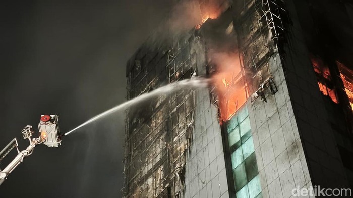Gedung Bapenda DKI Jakarta di kawasan Gambir, Jakarta Pusat, dilanda kebakaran. (Rolando/detikcom)