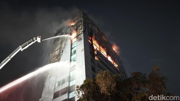 Gedung Bapenda DKI Jakarta di area Gambir, Jakarta Pusat, dilanda kebakaran. (Rolando/detikcom)