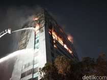 Gedung Bapenda DKI yang Terbakar dari Lantai 11 sampai 16